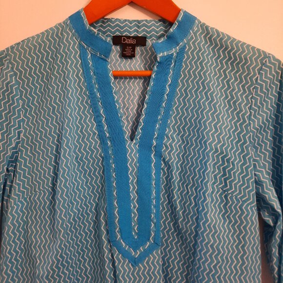 Dalia Blue/White Chevron V-neck Top, Size S - Picture 2 of 3